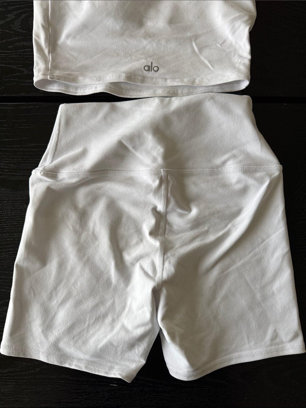 ALO Yoga White V‑Neck Sports Bra & High‑Waist Bike Shorts NEW size Small - Picture 4 of 5
